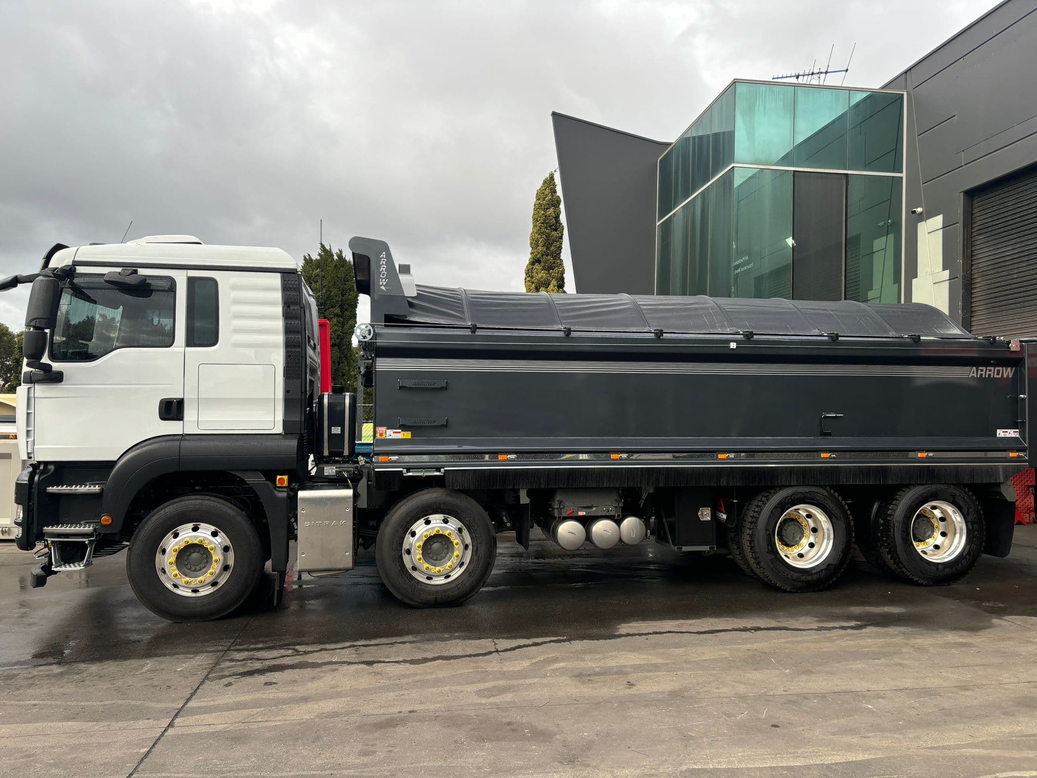 Arrow Industries 6x4 tipper body — quarry application